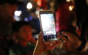 Phì cười với chị Google đi bão: Vừa chỉ đường vừa hô Việt Nam vô địch