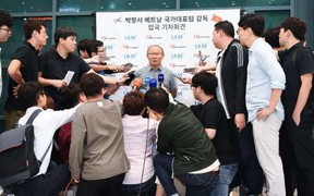 Trở về Hàn Quốc, HLV Park Hang-seo được săn đón như ngôi sao truyền hình