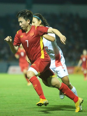Nguyễn Thị Tuyết Dung hai lần đi bóng kỹ thuật khiến cầu thủ Philippines vất vả
