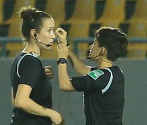 Trọng tài nữ Việt Nam có hành động đẹp với đồng nghiệp tại SEA Games 31