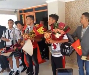 Người hùng Timor Leste, VĐV Felisberto De Deus mang quốc kỳ Việt Nam khi ăn mừng tại quê nhà 
