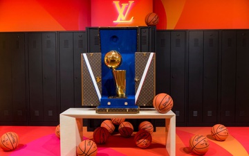 Trước khi đến tay đội vô địch, cúp vàng Larry O'Brien của NBA 2020 được đặt trong vali Louis Vuitton sang chảnh nhường này
