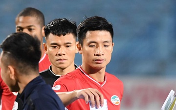 Cầu thủ Việt Nam đồng lòng hướng về miền Trung: Dành 1 phút mặc niệm những người đã mất vì lũ lụt, quyên góp trước trận đấu