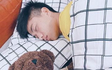 Xa vợ vài ngày, Văn Đức đã ôm "gấu" mới ngủ ngon lành
