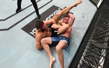 Hé lộ: Khabib đã thay đổi đòn khóa tại UFC 254 vì sợ Gaethje gặp chấn thương nặng
