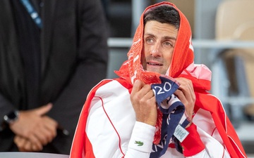 Djokovic thử làm nhân viên dọn sân trong ngày vượt thành tích của Federer