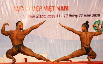 Làm xiếc trên sân khấu, lực sĩ Trần Hoàng Duy Thuận cùng bạn diễn Bùi Thị Thoa giành HCV đôi nam nữ Giải vô địch thể hình Quốc gia