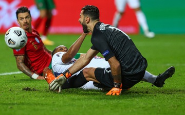 Tiền đạo MU đạp vào chỗ hiểm khiến thủ môn Bồ Đào Nha lăn lộn đau đớn