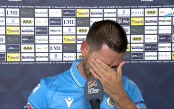 Cầu thủ bật khóc ngay trên truyền hình sau kỳ tích hòa 2 trận liên tiếp của một đội tuyển nhỏ bé