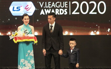 Văn Quyết cùng con trai lên nhận danh hiệu cầu thủ xuất sắc nhất V.League 2020