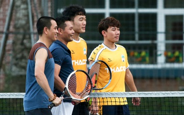 Xuân Trường mượn vợt người dân chơi tennis, không giấu nổi vẻ mặt thoả mãn
