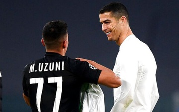 Ronaldo cười tươi khi đối thủ xin áo đấu trong ngày cân bằng kỷ lục ghi bàn của Messi