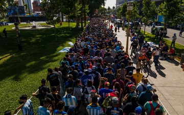 Hàng vạn người Argentina xếp hàng dài cả cây số để vào viếng Maradona
