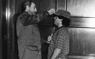 Diego Maradona mất cùng ngày với lãnh tụ Fidel Castro, người được "Cậu bé vàng" hết mực kính trọng