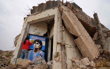 Xúc động bức họa tưởng nhớ Maradona trên nền căn nhà đổ nát giữa vùng chiến sự