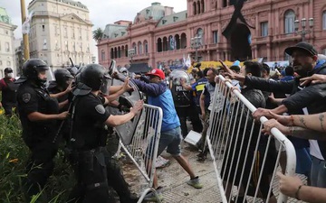 Máu đổ ở tang lễ Maradona: Fan đánh nhau với cảnh sát