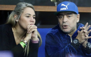 Tình cũ tai tiếng của Maradona bật khóc vì bị cấm vào lễ viếng