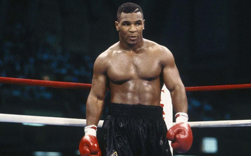 Mike Tyson “lỡ tay” đấm bay răng của bạn tập trước thềm trận đại chiến với Roy Jones