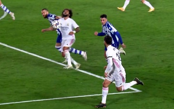 Trọng tài từ chối quả phạt đền mười mươi của Real Madrid dù Marcelo bị túm tóc