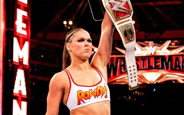 Ronda Rousey trở lại, nữ đô vật bán ảnh nóng và những tin đồn đô vật thú vị khác