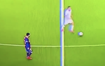 Messi lười nhác không thể tin nổi: Đi bộ thản nhiên, mặc kệ đối thủ lừa bóng qua mặt