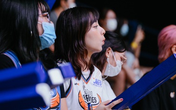 Ngẩn ngơ trước nhan sắc của fan nữ Hanoi Buffaloes: Loạt biểu cảm đáng yêu hút trọn spotlight tại VBA Arena