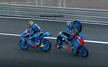 Khoảnh khắc thót tim: Đâm vào đuôi xe đồng đội, tay đua MotoGP ngã cắm đầu xuống đường