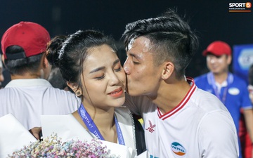 Bùi Tiến Dũng bất ngờ mang nhẫn kim cương cầu hôn Khánh Linh ngay sau khi vô địch V.League