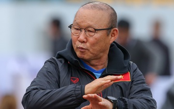 HLV Park Hang-seo phàn nàn khi phát hiện "ổ gà" ở sân đấu của tuyển Việt Nam