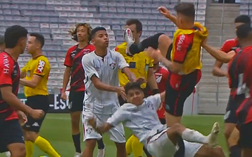 Đánh nhau cực căng ở trận chung kết giải trẻ Brazil: 9 thẻ đỏ, 1 cầu thủ bị song phi trúng ngực