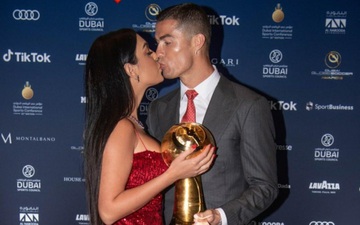 Ronaldo trao nụ hôn ngọt ngào cho bạn gái ở lễ trao giải Globe Soccer Awards