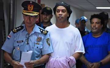 Tiết lộ mới về cuộc sống trong tù của Ronaldinho: Chẳng thấy thiếu thứ gì nhưng vẫn "buồn và tức giận"