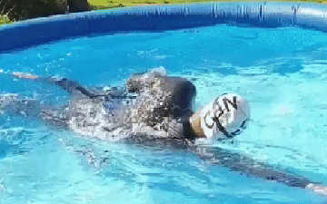 Nhà vô địch Olympic bì bõm tập luyện trong bể bơi dành cho trẻ em