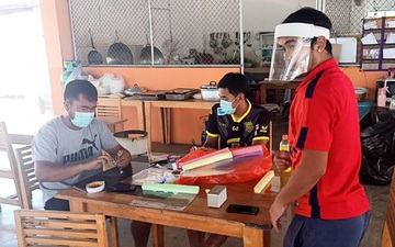 Vừa hết hạn cách ly, đội bóng Thai League tri ân các bác sĩ bằng món quà handmade đầy hữu ích và ý nghĩa 