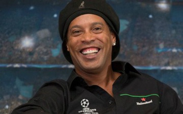 Bị quản thúc trong khách sạn 4 sao, Ronaldinho vẫn đưa ra yêu sách chẳng giống ai: Nghe xong fan chỉ còn biết thêm yêu mến Ro "vẩu"