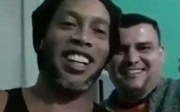 Huyền thoại Ronaldinho lần đầu chia sẻ trước ống kính kể từ ngày bị bỏ tù, gây chú ý bởi bộ râu cực lạ lẫm