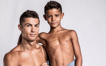Ronaldo cùng con trai "luyện công" ở sân vườn nhà, fan thích thú kháo nhau: "Sinh được cậu con trai thế này còn mong gì hơn"
