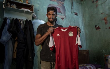 Cầu thủ Ai Cập sống ở khu ổ chuột, phải đi bán hàng rong, làm phụ hồ kiếm tiền sống qua ngày