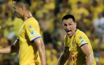 Tiền đạo nhập tịch nổi giận, quát tháo cựu tuyển thủ U23 Việt Nam ngay trên sân: "Cậu ta quá tham lam"