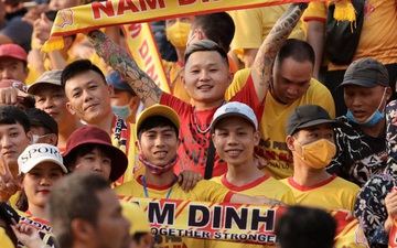 Báo Thái Lan hốt hoảng khi thấy biển người Việt đi xem bóng đá: Tại sao họ không đeo khẩu trang và cũng chẳng giữ khoảng cách an toàn?