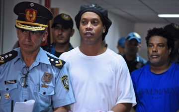 Tiết lộ sốc về viễn cảnh "tù mọt gông" đang chờ đợi Ronaldinho: Hóa ra dùng giấy tờ giả không phải lỗi lầm duy nhất