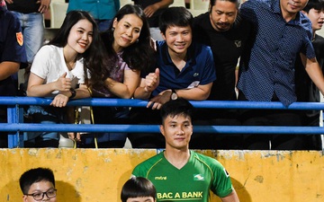 Vợ xinh đẹp cười tươi chúc mừng Văn Hoàng sau màn trình diễn xuất sắc trong trận SLNA thắng Hà Nội FC