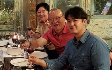 Vợ chồng thầy Park nâng ly rượu vang, chúc mừng sinh nhật HLV thể lực tuyển Việt Nam