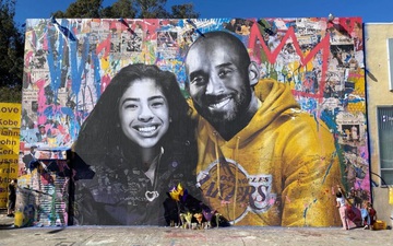Những bức tranh tường tưởng niệm cố huyền thoại Kobe Bryant vẫn nguyên vẹn giữa các cuộc bạo loạn diễn ra ở thành phố Los Angeles