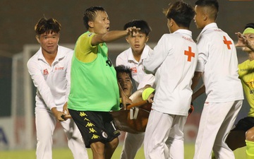 Cầu thủ Hà Nội FC bị nhân viên sân Bình Dương ném lên cáng đối mặt chấn thương nặng