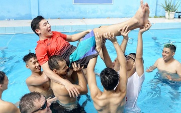 Khoảnh khắc "lão tướng" tuổi 20 của Saigon Heat bị đàn em chơi khăm, dụ dỗ chụp hình xong dìm hẳn xuống hồ bơi