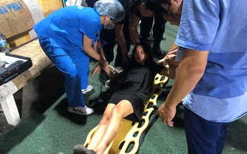 Fan nữ trên sân Hàng Đẫy bị ngất, được đưa đi cấp cứu vì tụt huyết áp, không ăn cơm trưa