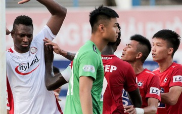 Cựu tuyển thủ Việt Nam xui học trò gây áp lực với trọng tài để đối thủ nhận thẻ phạt