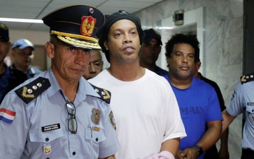 Huyền thoại Ronaldinho vẫn chưa được tự do sau phán quyết mới nhất của tòa