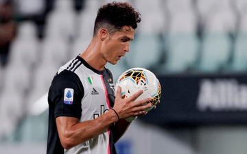 Ronaldo tỏa sáng với cú đúp bàn thắng, fan lại được dịp cà khịa: "Thánh Penaldo" hiển linh đây rồi!
